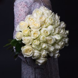 35-belyh-roz-gollandiya-60-sm-900x900-1